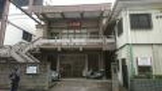 コンクリート造りの近代的な本堂