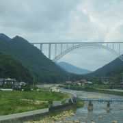 対比が印象的な広島空港大橋