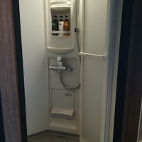 プールの更衣室（女性用のシャワーブース）