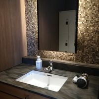 プールの更衣室（女性用のシャワーブース脇にある洗面台）