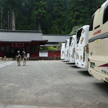 壮観。正面は拝殿に続く建物。