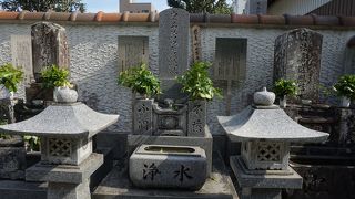 モラエスと妻である福本ヨネ、ヨネの姪である斎藤コハルの墓所