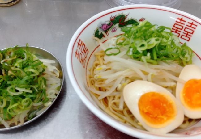 雰囲気は現地の食堂