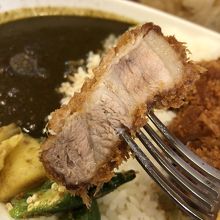 端から二番目の一切れなので少し小さめだけど、この厚さ！