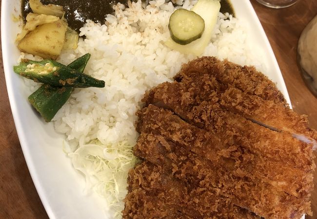 カツカレー…厚切りのロースカツが絶品！
