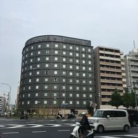 大通りの角の大きな建物