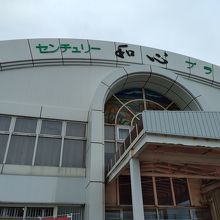 この建物の２階にお店がある