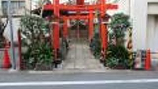 鮮やかな朱色の神社