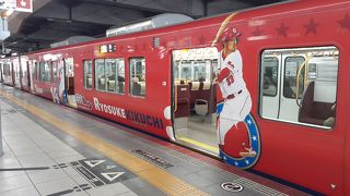 2020年８月８日現在、カープのラッピングトレインが使用されていました