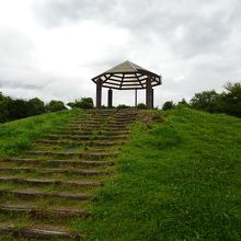 駐車場の奥は公園になっています