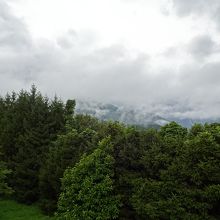 天気が悪く中央アルプスの山々はよく見えず