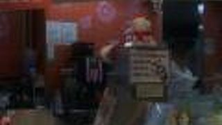 駅の構内のフードコート内