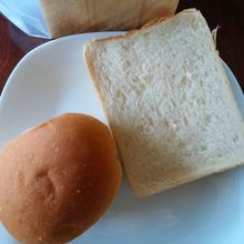 食パン（6枚切り）￥210　あんパン￥120