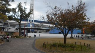 横浜公園の中にあります