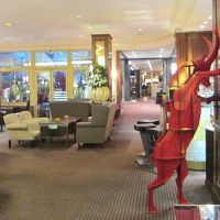 バーラウンジ　赤・黒の牛はブックシェルフ