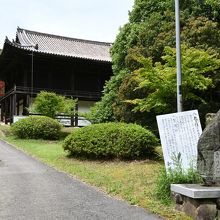 如意寺。文殊堂の先に三重塔と常行堂がある。