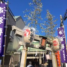 拝殿の右には石像もある