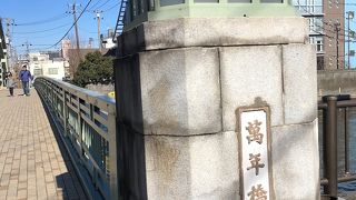 沢山の鉄骨でできたアーチ