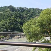 細いながらも安定、自然に包まれる吊橋