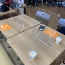 フードコートの衝立