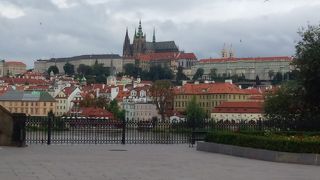小高い丘の上のプラハ城