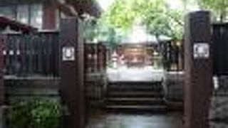 新宿御苑にもほど近い裏通り沿いにあります