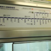 車内の路線図。駅数は多い。