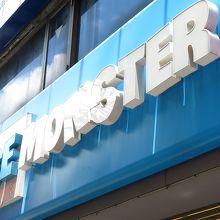 水色の看板が目印です。