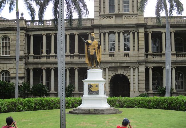 建造は１８７４年とイオラニ宮殿やカメハメハ大王像より古く、ハワイ王国の国会議事堂として使われていました。