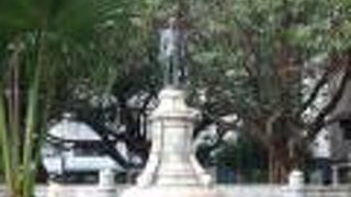 中山堂の敷地にある立派な銅像