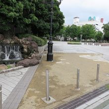 「高知大丸」をバックにした公園です