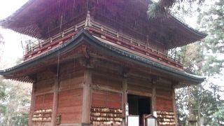 年月を感じさせる朱色の門