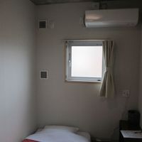 エアコンはもちろん新品♪よく効きます。窓が開けられ換気ＯＫ!