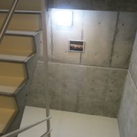 少しコンクリートの臭いが…。エレベーター無し階段のみ。
