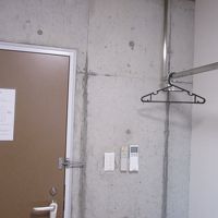 洋服掛けもあるにはあります笑。