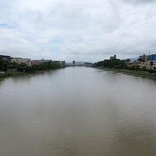 川幅は高知城の外堀として十分ですが、水害が怖そうです
