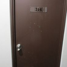 部屋のドア。古いタイプですね。