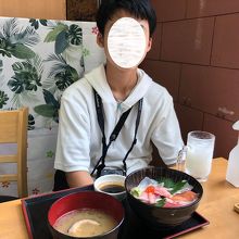 海鮮丼を食べる孫