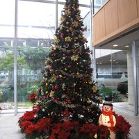 ホテルに入ると大きなクリスマスツリーが飾られています