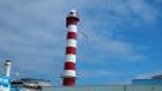 赤白の縞模様の高い灯台