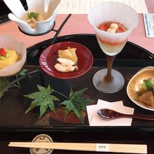 焼茄子の浸し出汁がよい。デラウエアとチーズが合う。