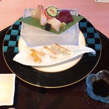 炙り鯛の身の半分は透明できれい。