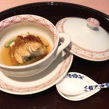 冬瓜lの出汁のしみ具合がよい。人参が立方体にカットされている