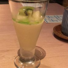 洋梨プリンとキウイソースが美味しい