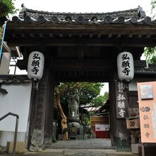 黒門をくぐってすぐの所に