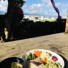 沖縄定食。海を眺めながらの最高のロケーション