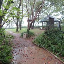 兵溜まりにもなる「二の段」到着、晴れていれば眺めが良いです