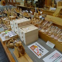 木工品など手作りにこだわっています