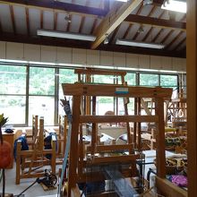 駅内では機織り体験も