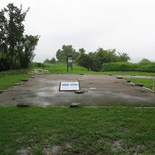 ここに、中心的な建物が建てられていた礎石が残ります